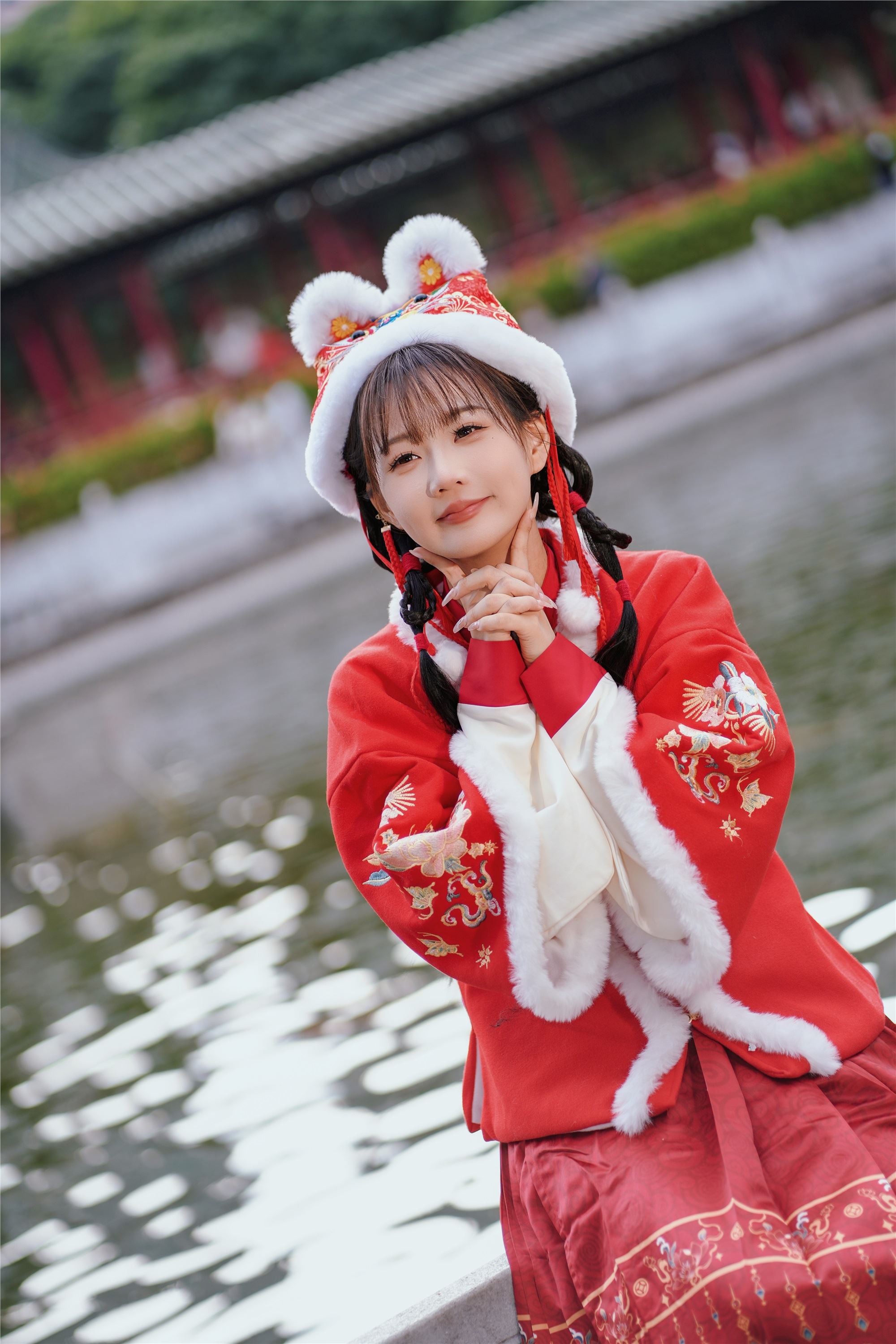 YITUYU艺图语 2025.01.31 红韵倩影 · 新年少女写真 甜心小鹿